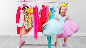 Настя и мама делают сами платья для вечеринки