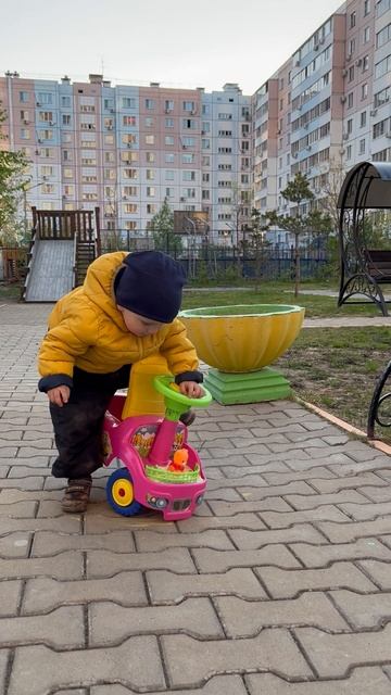Володе 1,9 месяцев. Катает толокар во дворе. Сысоева, 12. Г. Хабаровск. 10.05.2023 смотреть онлайн