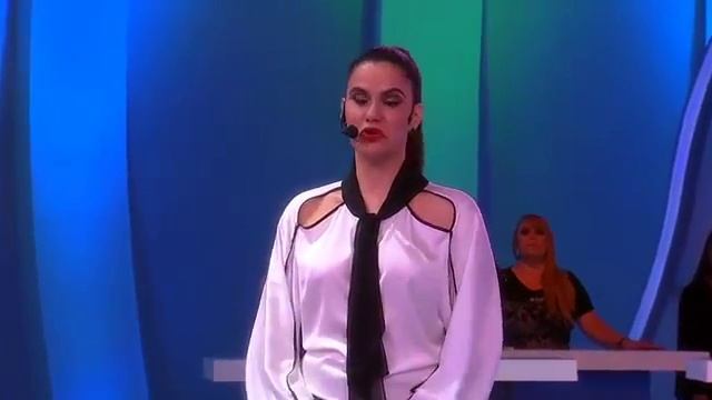 Suzy Pianista tenta encaçapar bolas em mini mesa de sinuca смотреть онлайн