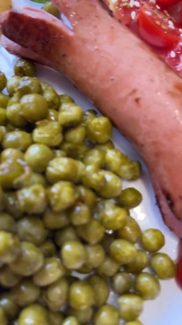 Сосиска, зеленый горошек, черри, зелень, горчичный соус, кетчуп, кунжут, черный чай с лимоном смотреть онлайн