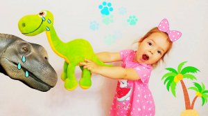 Настя с Мамой Ищут Динозавра в Парке