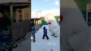 Поздравление от белого мишки в Оренбурге .mp4