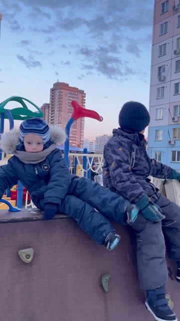 Володя с Максимом на площадке во дворе Сысоева, 8, г. Хабаровск смотреть онлайн