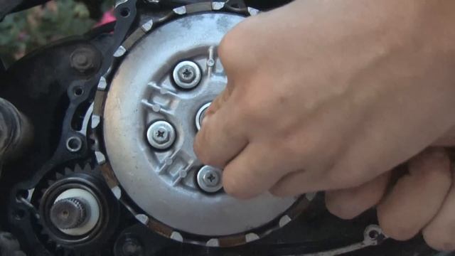 HOW TO ADJUST A CLUTCH ON A YAMAHA 175 смотреть онлайн