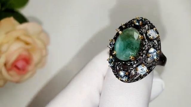 Серебряное Кольцо с натуральным крупным Изумрудом и небесно-голубыми Топазами смотреть онлайн
