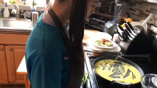 Cooking with Cassie-Scrambled Eggs-no sticking смотреть онлайн