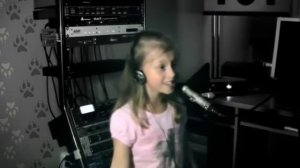 Девочка которая озвучивает машу