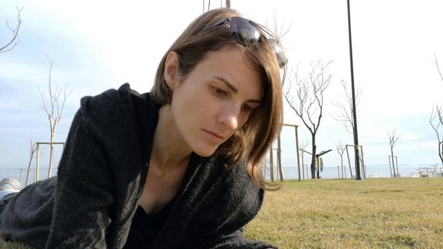 Женщина Девочка Молодые Работать Парк На Улице смотреть онлайн