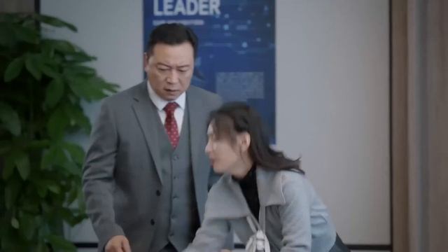 黑心男同事想報復女主，誰知被老實小伙當眾扒掉褲子一招制服 🍿 Chinese Television Dramas | 吳倩 張彬彬 смотреть онлайн