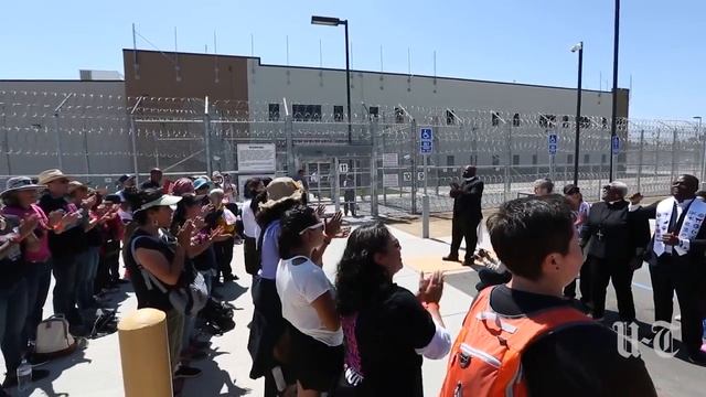 Protesters Rally At Detention Center Against Seperating Families At Border| San Diego Union-Tribune смотреть онлайн