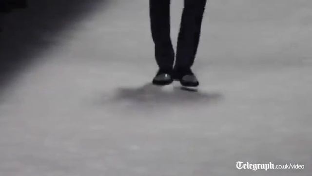 Burberry hails 'chameleon' trench coat смотреть онлайн