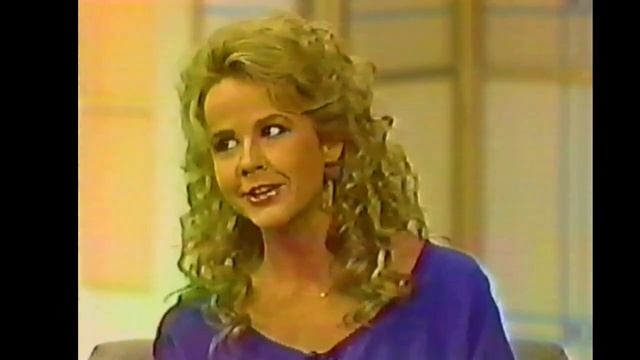 LINDA BLAIR irritates host with her "little girl" giggling смотреть онлайн