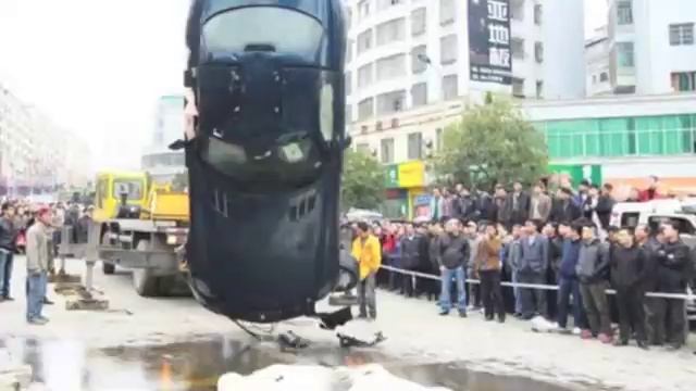 Mercedes-Benz SLS 63 AMG Crash смотреть онлайн