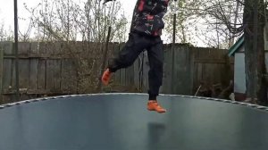 САЛЬТО НА БАТУТЕ