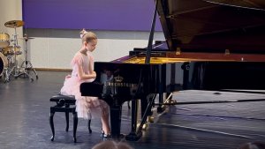 Выступление на отчетном  концерте фортепианного отделения