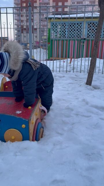 Володя на машине во дворе. Сысоева, 8 смотреть онлайн