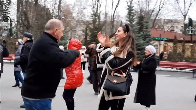 ЗАСТОЛЬНАЯ!ТАНЦЫ В ПАРКЕ ГОРЬКОГО смотреть онлайн