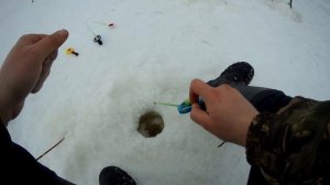 Плотва на безмотылку в марте на малой реке.