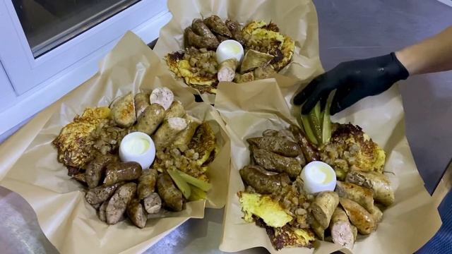 Горячие колбаски с дерунами и жареным луком смотреть онлайн