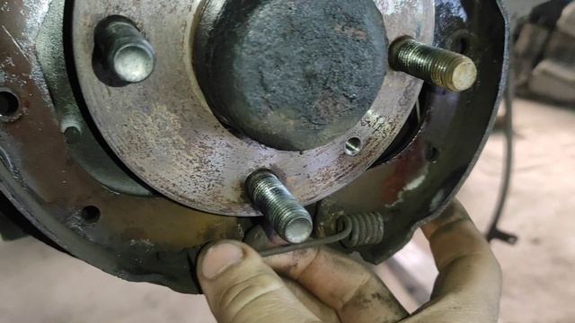 Шевроле Авео,замена тросов ручника и колодок ручника.