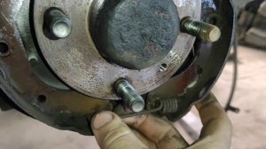 Шевроле Авео,замена тросов ручника и колодок ручника.