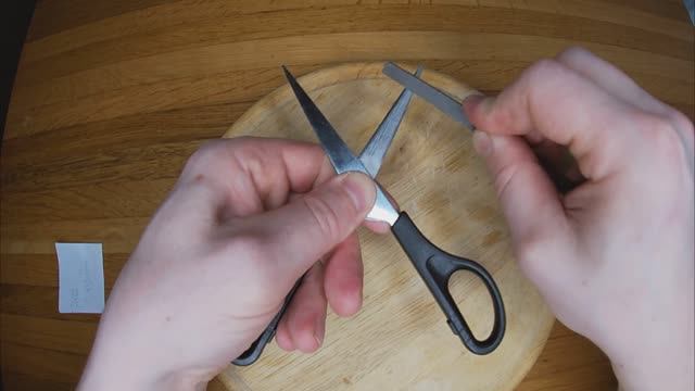Как заточить ножницы. КАК НАТОЧИТЬ НОЖНИЦЫ НАПИЛЬНИКОМ. СУПЕР РЕЗУЛЬТАТ. смотреть онлайн