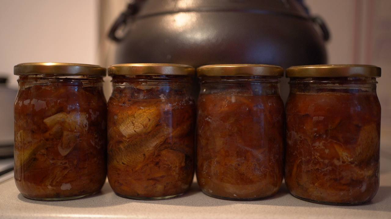 Эту консерву хочется есть всегда.Рыбная консерва из речной рыбы в томатном соусе в афганском казане смотреть онлайн