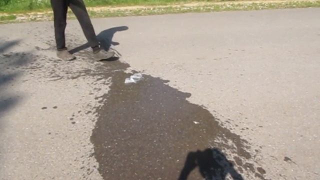 Я КИНУЛ ПАКЕТ НА АСФАЛЬТ #shortsvideo #мем смотреть онлайн