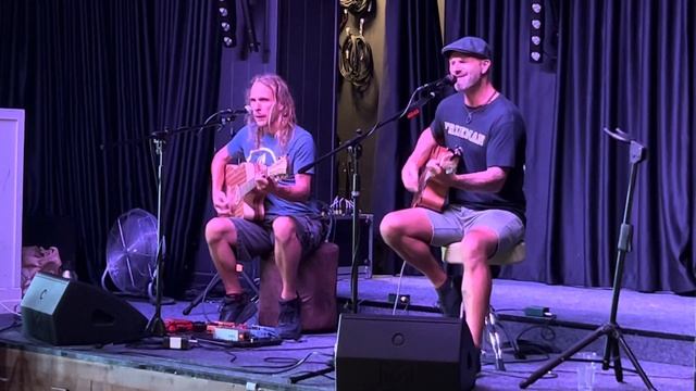 “Learn To Fly”, Foo Fighters gem, by way of Skin N’ Bones Duo смотреть онлайн