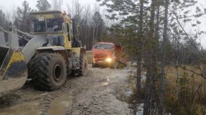 Вытаскивает застрявший Камаз