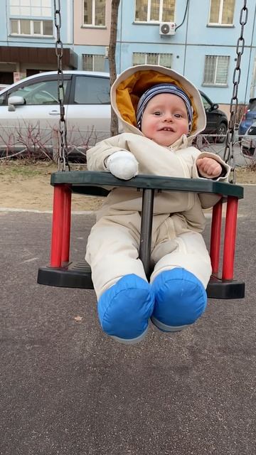 Володе 8 месяцев. Качается на качеле во дворе. Сысоева, 12. Г. Хабаровск . 20.04.2022 смотреть онлайн