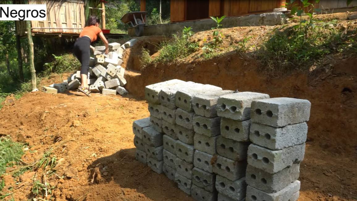 Дорис 1. Дорис работает по хозяйству и строит подпорную стенку. смотреть онлайн