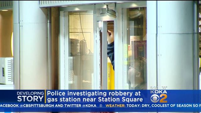 Police: 2 Suspects Rob Gas Station, Held Gun To Employee's Head смотреть онлайн