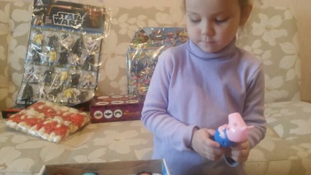 Кира  распаковывает новые игрушки.