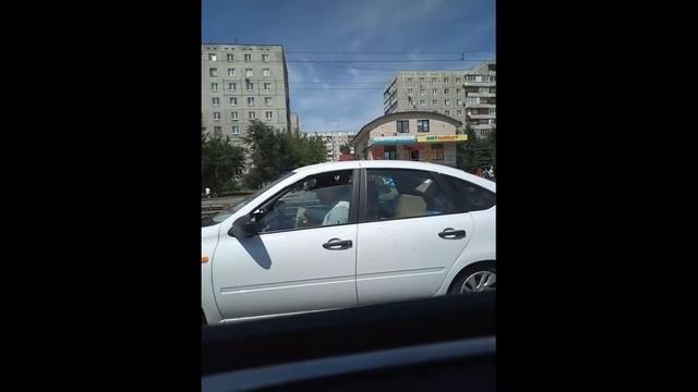 СМОТРЕТЬ ВСЕМ Водитель в г Орле ест за рулём смотреть онлайн