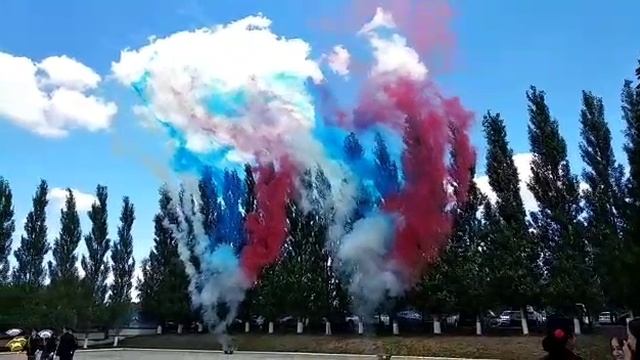 Дневные фейерверки салюты — это пиротехника для организации фейерверка флаг РФ одна линия смотреть онлайн