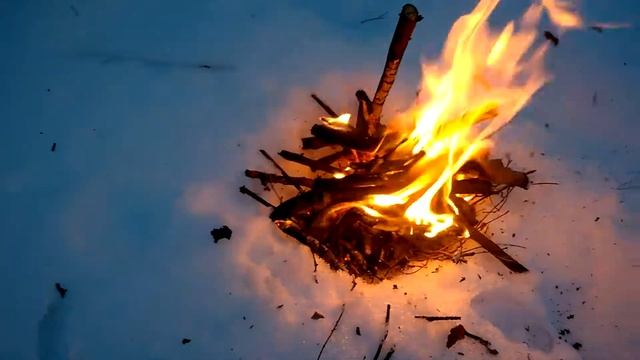 костёр на снегу у МКАДа смотреть онлайн