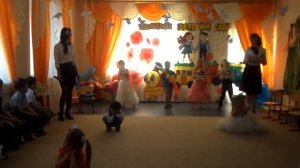 Танец выпускников детского сада с малышами