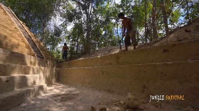 Постройка пирамиды в лесу с басейном с горкой смотреть онлайн