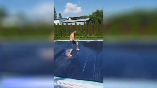 Мужчина ходит по роллете от Limpid Pools смотреть онлайн