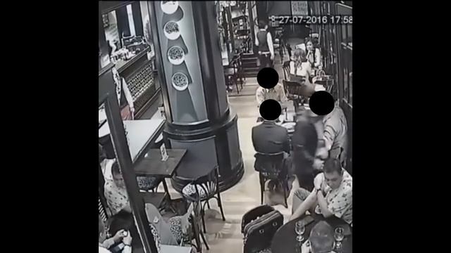 Watch how a theif steals your bag within 5 seconds in public смотреть онлайн