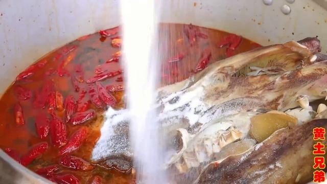 胖星星花360买颗大驴头来吃，卤熟后浇上辣椒，大块大块肉咥上一口太美了【黄土兄弟】 смотреть онлайн