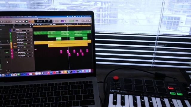 Made a beat for snowy morning with Akai MPK Mini MK2 and Logic Pro X смотреть онлайн