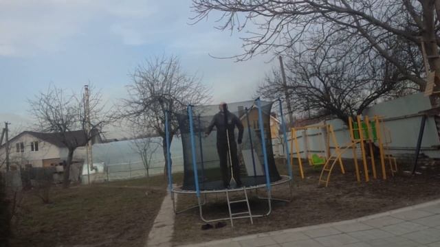 Папа на батуте смотреть онлайн