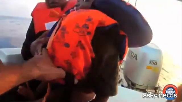 Gommone carico di bimbi, le immagini del salvataggio di Mar Jonio смотреть онлайн