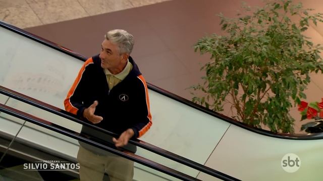 Paquera na Escada Rolante de Natal - Christmas Love Escalator Prank | Câmeras Escondidas (25/12/22 смотреть онлайн