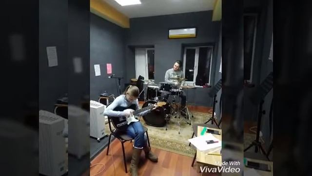 Моя первая игра на электро гитаре с учителем смотреть онлайн