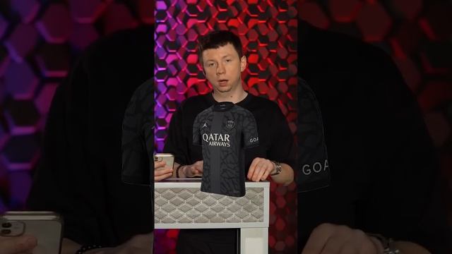 Чья форма КРУЧЕ? #мяч #мячlab #футбол #футбольнаяформа #барселона #псж #футбольноевидео смотреть онлайн