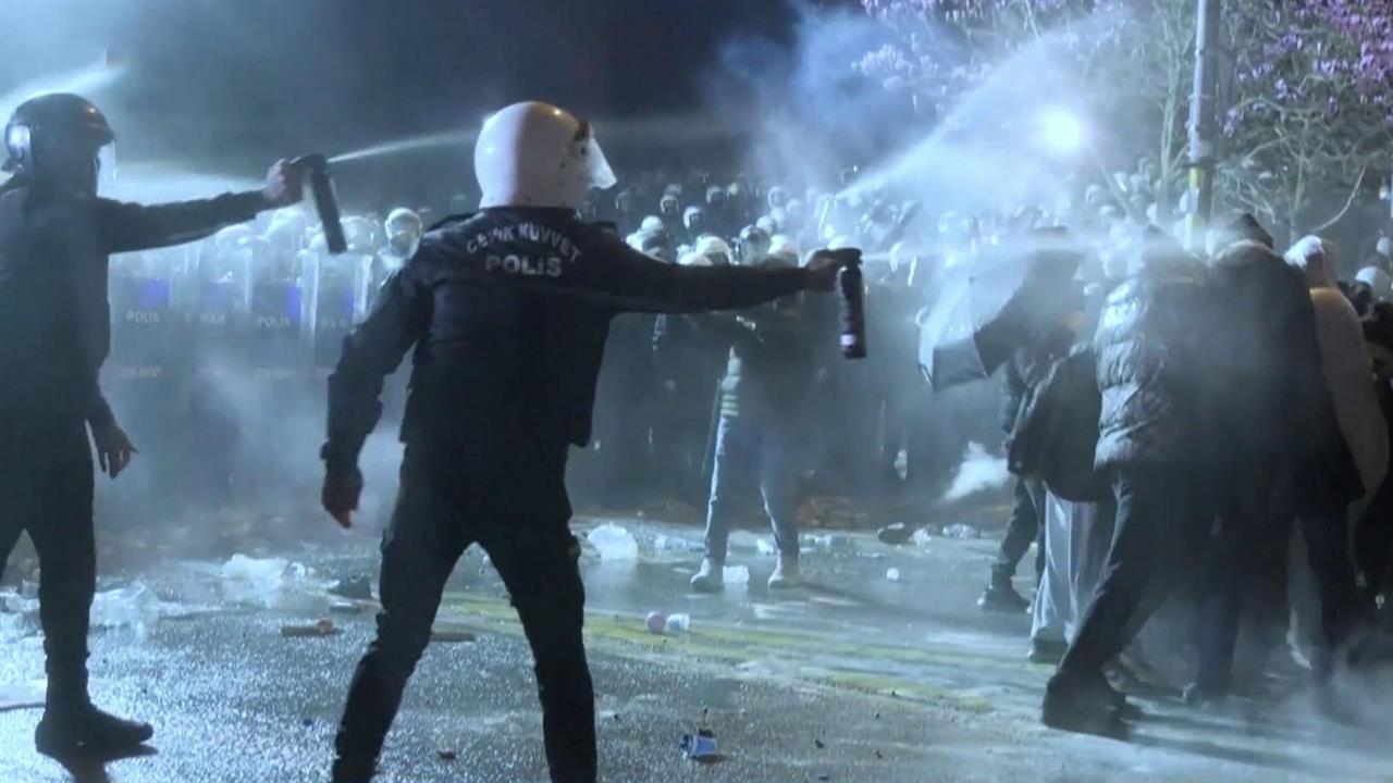 В Турции массовые протесты оппозиции переросли в столкновения с полицией
