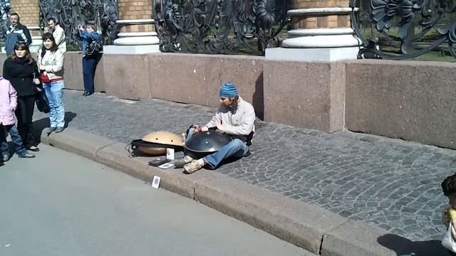 Парень играет на непонятном инструменте в Спб смотреть онлайн